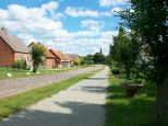 Dorfstraße durch Plöwen ins Dorf blickend